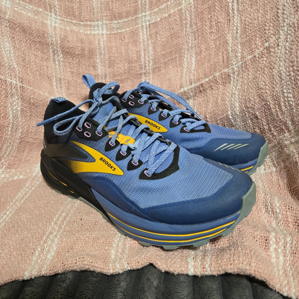 Size 10.5 - Brooks Cascadia 16 Low Blue Womens